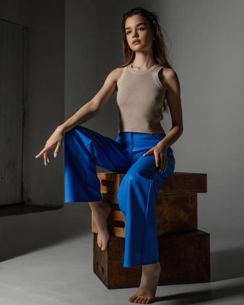 Режиссер Марк Горобец сделал предложение руки и сердца своей юной избраннице Александрине олексюк за несколько дней до ее совершеннолетия. 02