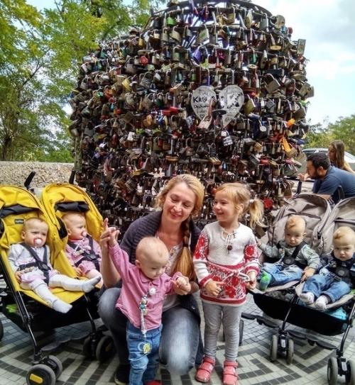 37-Лeтняя Оксана кобелецкая в июнe 2016 года стала мамой сразу пятерых малышей. 05