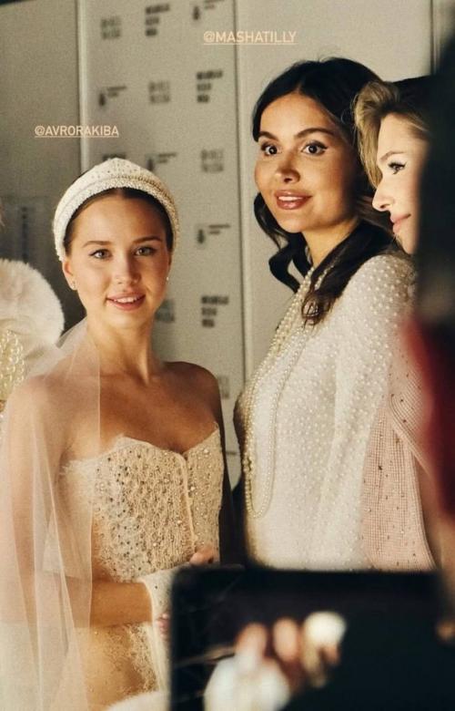 Аврора киба появилась в свадебном платье, но не на церемонии, а на подиуме. 01