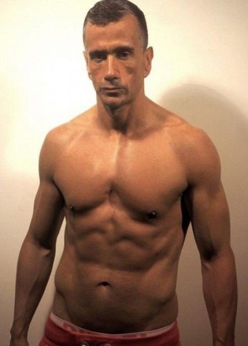 41-Летний англичанин привел себя в прекрасную форму за 2, 5 месяца. 03