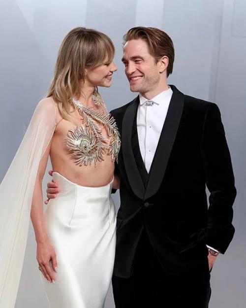 Роберт Паттинсон и сьюки уотерхаус, которые тайно поженились в прошлом году, впервые за долгое время вышли вместе в свет. 02 Роберт Паттинсон и сьюки уотерхаус, которые тайно поженились в прошлом году, впервые за долгое время вышли вместе в свет. 02