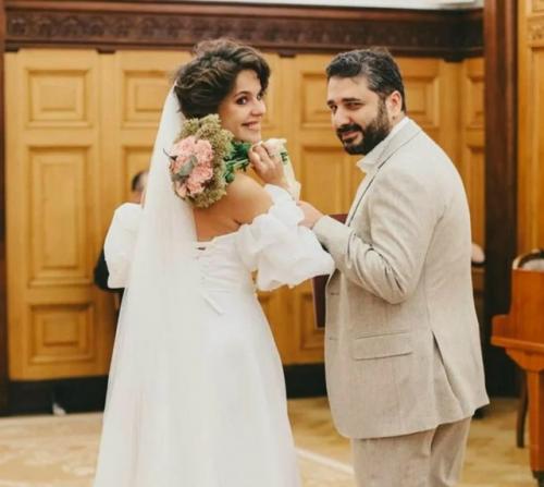 Вопрос о том, что важнее - любовь или расчёт, до сих пор вызывает дискуссии. 01