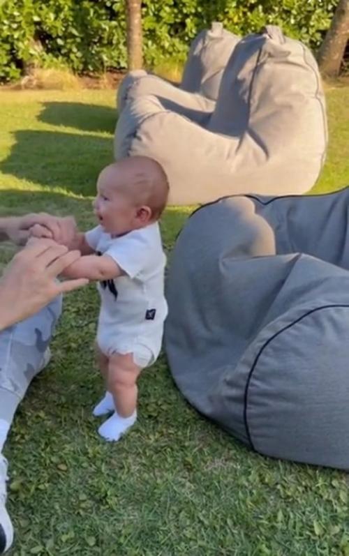 Суперпапа: Энрике иглесиас показал умилительные кадры прогулки с трехмесячным сыном. 01