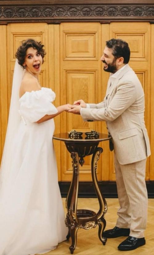 Вопрос о том, что важнее - любовь или расчёт, до сих пор вызывает дискуссии.

