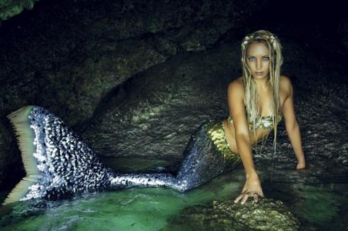 Это 35-летняя Ханна фрейзер и она работает русалкой в аквариуме Сиднея в Австралии. 08