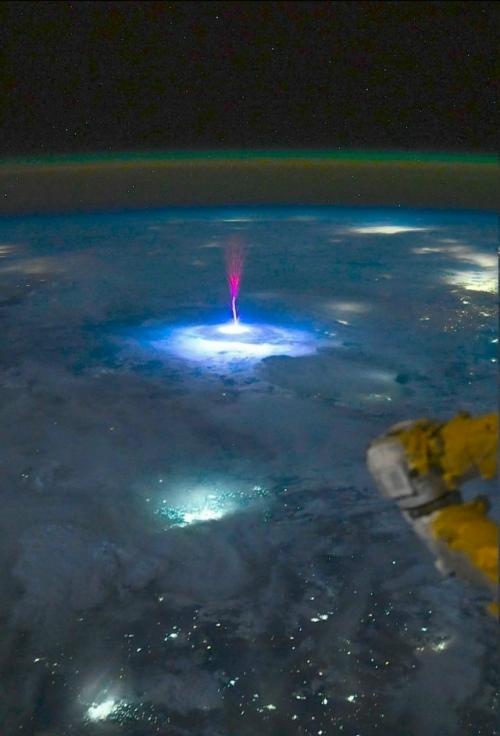 Нет, это не графика … а реальные снимки снятые с мкс. 02