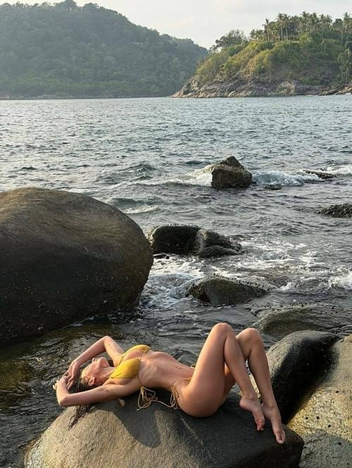 Валя карнавал показала фигуру с отдыха - поклонники спорят о её внешности. 06