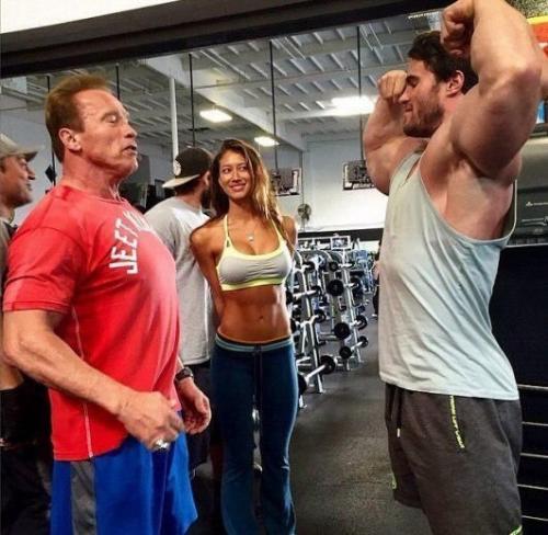 Арнольд знает, как нужно правильно позировать. 01