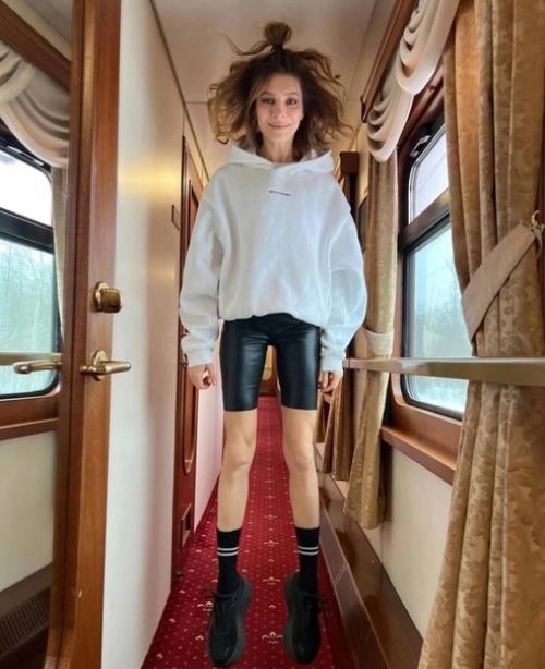 Поклонники всерьез состоянием здоровья Елены подкаминской обеспокоены. 01