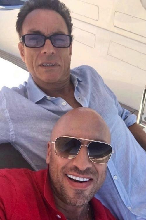 57-Летний актер Дмитрий нагиев известен не только своим талантом, но и невероятной харизмой и спортивной формой. 02