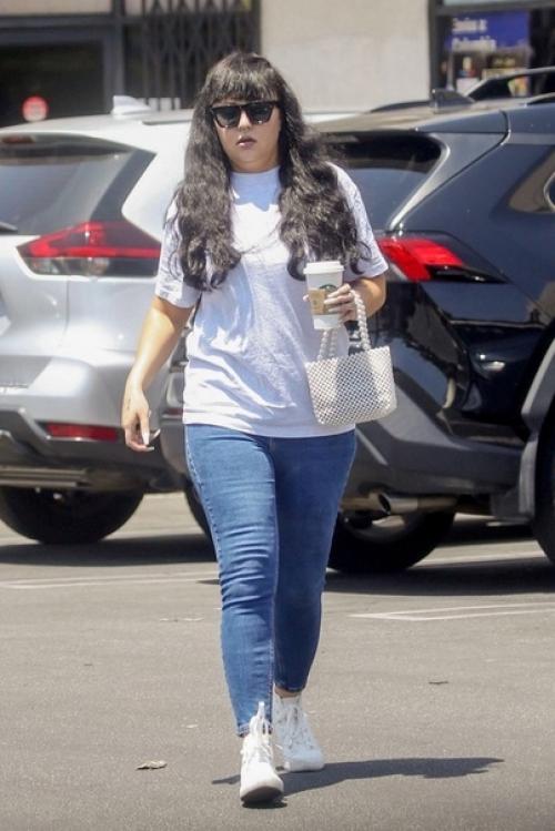 38-Летняя звезда комедий 2000-х Аманда байнс долгое время вела бурный образ жизни и употребляла запрещённые вещества. 02