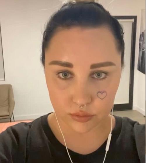 38-Летняя звезда комедий 2000-х Аманда байнс долгое время вела бурный образ жизни и употребляла запрещённые вещества. 01