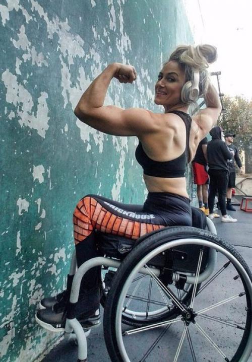 Тифани адамс после автокатастрофы не смогла встать на ноги. 03