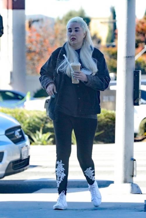 38-Летняя звезда комедий 2000-х Аманда байнс долгое время вела бурный образ жизни и употребляла запрещённые вещества. 03