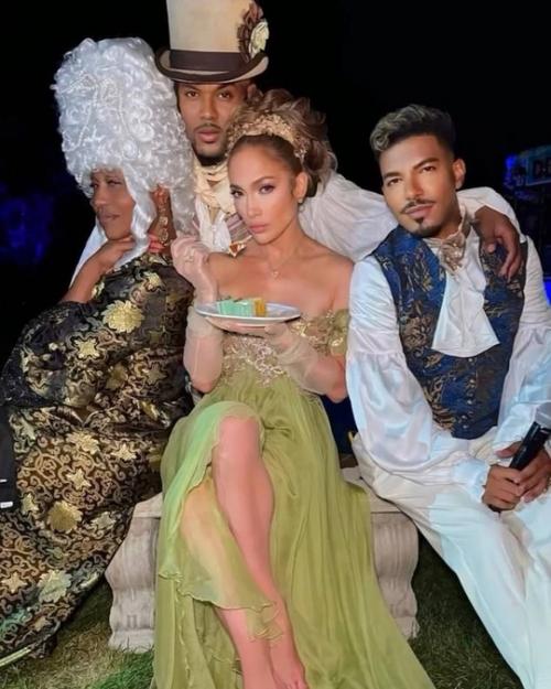 Дженнифер Лопес отметила юбилей - вчера певице исполнилось 55 лет! 03