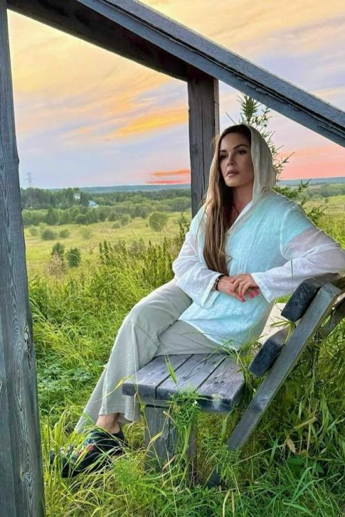 Екатерина андреева пьёт кровь ради молодости - буквально. 

