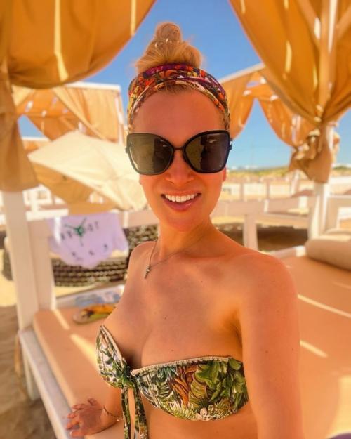 50-Летняя Олеся судзиловская фигуру в бикини показала. 01