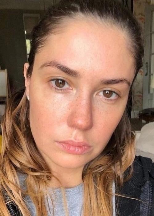 Когда у 35-летней Агаты муцениеце появляется слишком много свободного времени между съёмками, она начинает скучать и маяться от безделья. 02