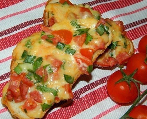 Горячие бутерброды.  Когда нет времени на приготовление полноценного блюда, можно воспользоваться рецептом горячих бутербродов. 06