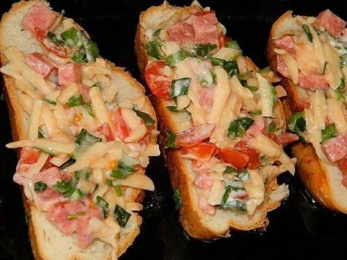 Горячие бутерброды.  Когда нет времени на приготовление полноценного блюда, можно воспользоваться рецептом горячих бутербродов. 04