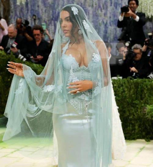 Джорджина Родригес появилась на Met Gala в небесно-голубом платье Ludovic de Saint Sernin, вдохновлённом образом девы Марии фатимской. 01