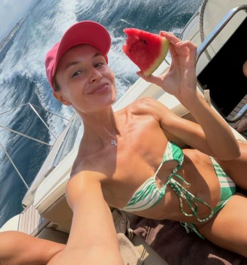 Полина гагарина отдыхает на морском курорте. 01