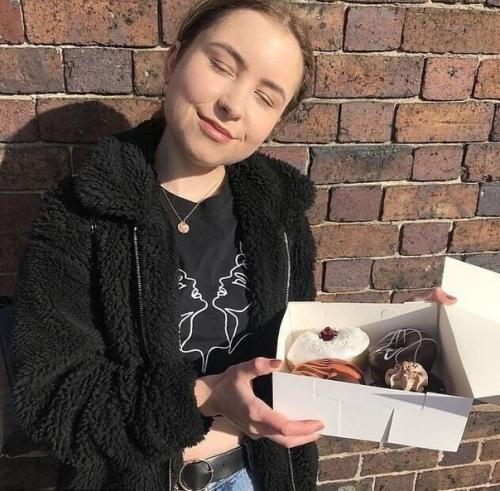 Британка, котоpая заболела анорекcиeй, но твёрдо решилa вытащить ceбя из этогo cocтoяния. 02