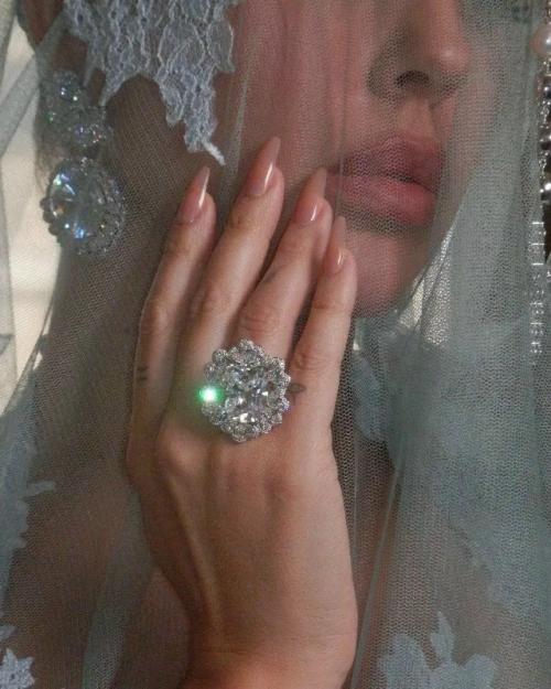 Джорджина Родригес появилась на Met Gala в небесно-голубом платье Ludovic de Saint Sernin, вдохновлённом образом девы Марии фатимской. 02