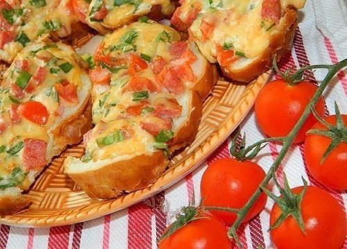 Горячие бутерброды.  Когда нет времени на приготовление полноценного блюда, можно воспользоваться рецептом горячих бутербродов. 05