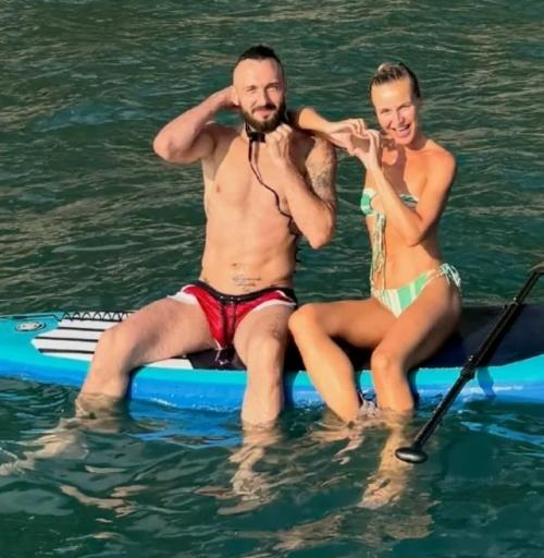 Полина гагарина отдыхает на морском курорте.  