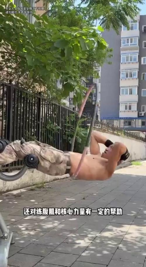 В Китае пенсионеры старше 60-70 лет ежедневно выходят на уличные спортивные площадки. 03