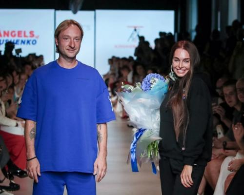 Евгений Плющенко вышел на подиум вместе с сыновьями от Яны рудковской и представил свою коллекцию одежды в рамках недели моды в Москве. 03