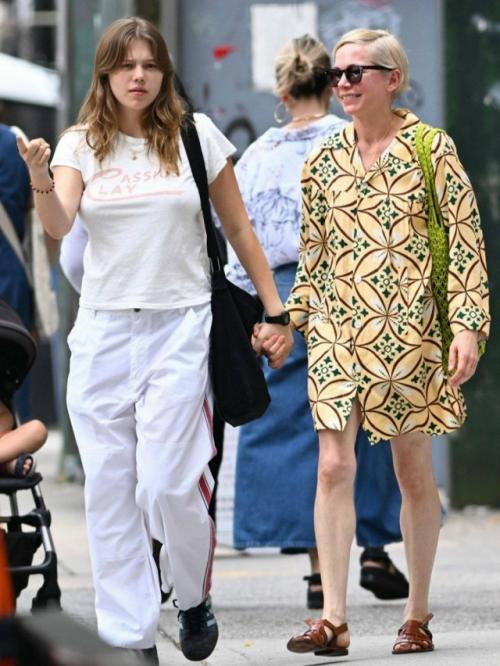 19-Летняя дочь хита леджера и Мишель Уильямс появилась на людях впервые за полгода. 01