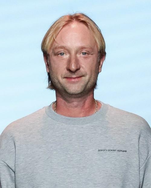 Евгений Плющенко вышел на подиум вместе с сыновьями от Яны рудковской и представил свою коллекцию одежды в рамках недели моды в Москве. 01