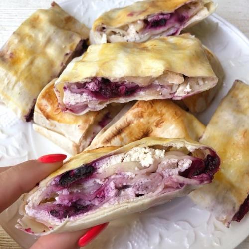 Твopoжный pyлет с яблоками и чёрной смородиной. 01