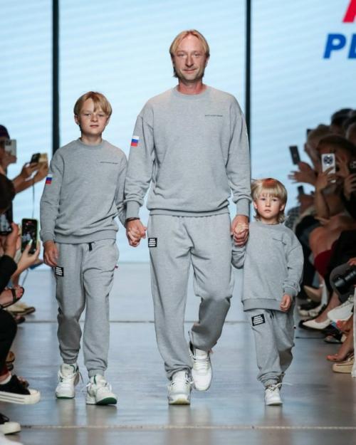 Евгений Плющенко вышел на подиум вместе с сыновьями от Яны рудковской и представил свою коллекцию одежды в рамках недели моды в Москве. 02
